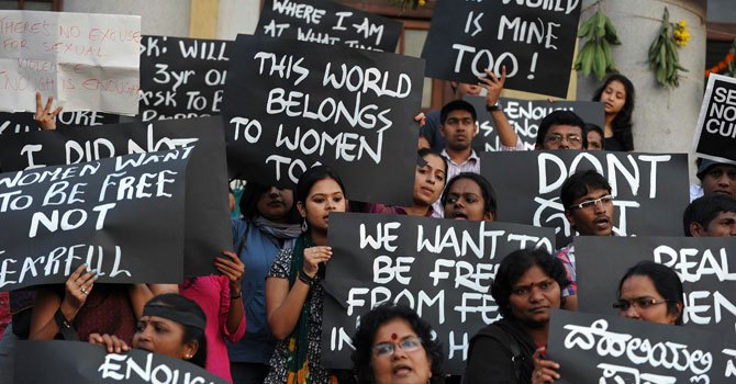 2012 yılında Hindistan'ın başkenti Delhi'de düzenlenen tecavüz karşıtı protestolardan bir görüntü. 