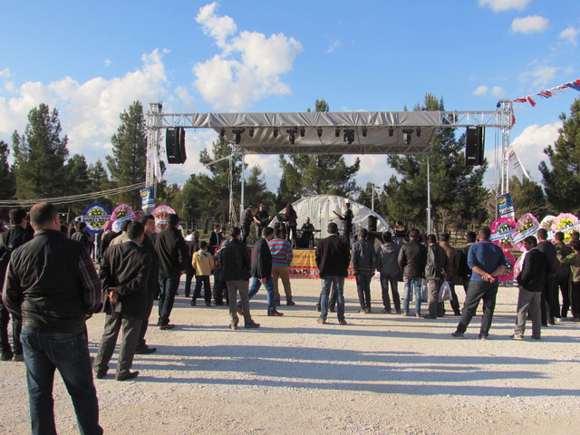 Harran Ekolojik Kadın Köyü konserinde izleyicilerin tamamını oluşturan erkekler. 