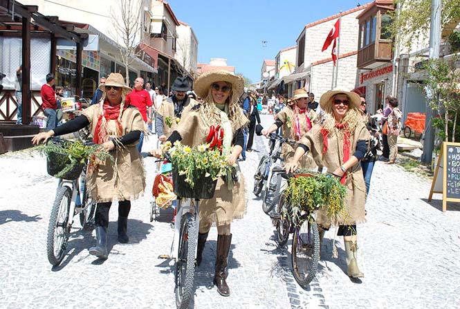 Alaçatı Festival Korteji 1