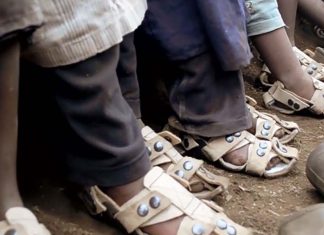 Milyonlarca fakir çocuğa yardım etmek için büyüyen ayakkabı icat eden adam