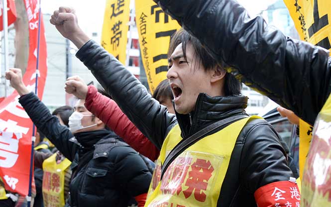 Tokyo'da 14 Mart 2014 tarihinde düzenlenen nükleer karşıtı eylemden. (Görsel Kaynağı: Al jazeera)