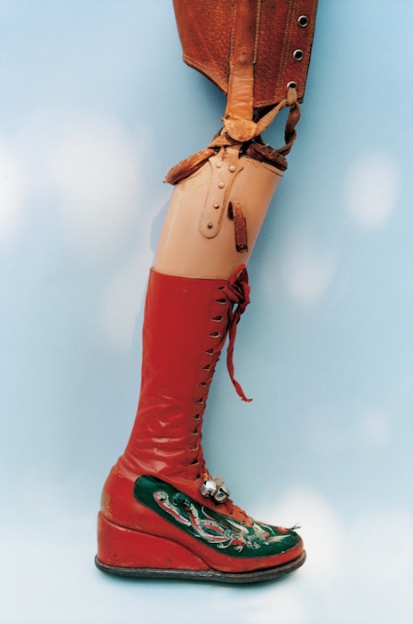 prosthetic_leg_with_boot_Frida Kahlo elbise, sergi