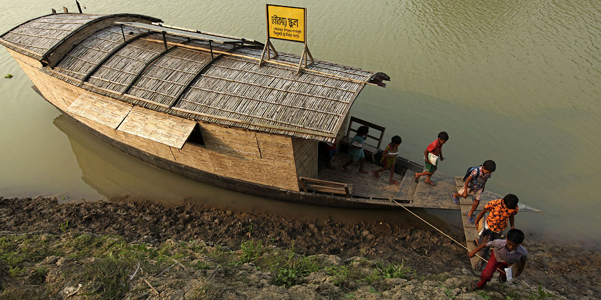 Su baskınlarının vurduğu Bangladeş’te tekneler dersliklere dönüşüyor