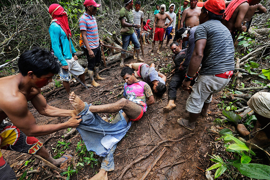 Ka’apor savaşçıları yakaladıkları oduncuları bağlayıp pantolonlarını çıkarıyor (Lunae Parracho/Reuters)