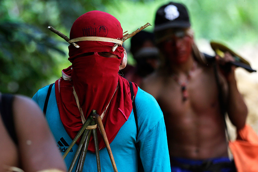 Ka’apor savaşçıları ormancıları bulmak için keşif yürüyüşü yapıyorlar (Fotoğraf: Lunae Parracho/Reuters)