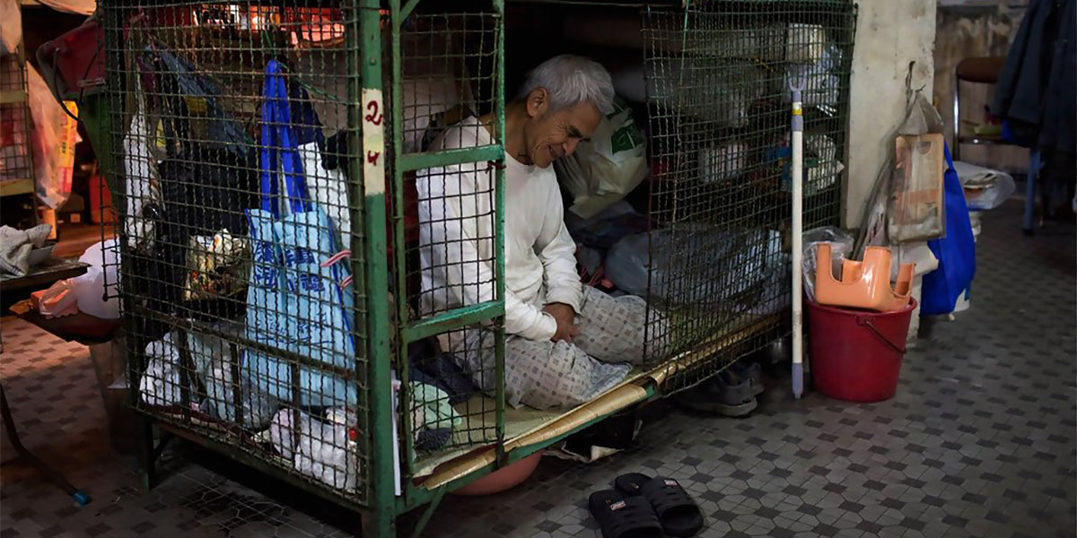 10 metrekareden küçük evleriyle Hong Kong’un yoksullukla bütünleşmiş yaşamları