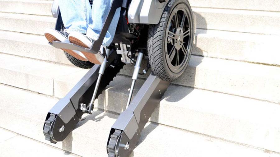 Kendi kendine dengede durabilen tekerlekli sandalye basamaklardan otomatik olarak inip çıkabiliyor 3