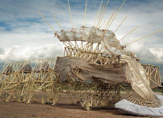 Hollandalı sanatçı rüzgâr gücüyle hareket eden muhteşem "heykeller" yaratıyor