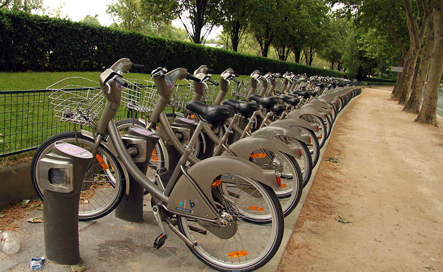 Fransa'da uygulanan büyük kapsamlı bisiklet paylaşım projesi Velib