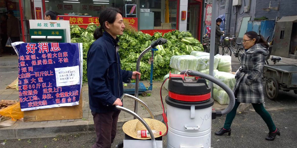 Pekin’in havasını vakumlayan aktivist, hava kirliliğinden tuğla üretti