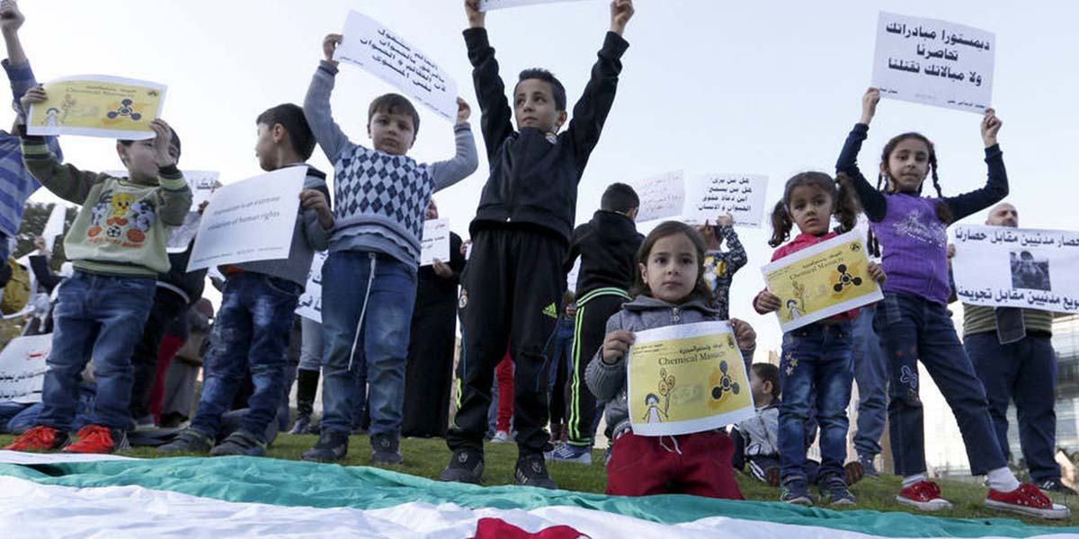 Suriyeli çocuklar Madaya ve Zabadani kusatmasini BM Genel Merkezi'nde protesto ediyor