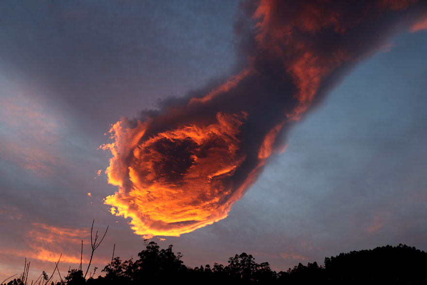 unusual-cloud-formation-fist-hand-of-god-portugal-3