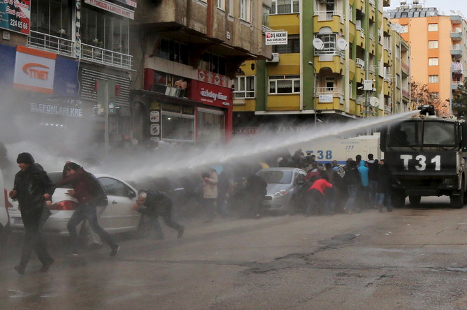 Diyarbakır’ın Sur ilçesindeki Ocak ayının başında yaşanan protestodan bir kare. Sertaç Kayar / Reuters