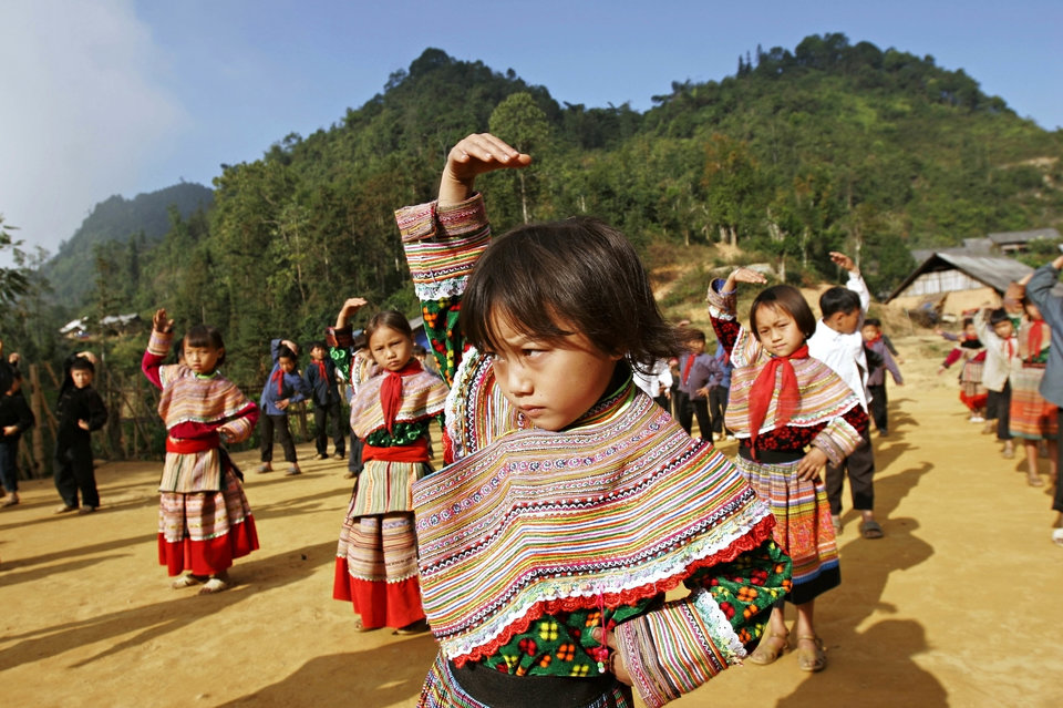 BAC HA, LAO CAI, VIETNAM - 2006/11/29: H'mong students exercise at Hoang Thu Pho primary school.. (Photo by Chau Doan/LightRocket via Getty Images)