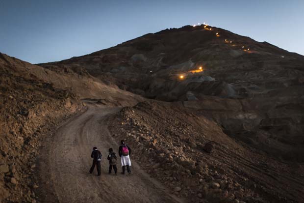 Bolivien, Potosi, Cerro Rico. Wenn Yoddy, Paul und Israel von der Schule nach Hause kommen wird es bereits dunkel. Nicht selten begegnen ihnen während des Aufstiegs betrunkene Minenarbeiter. Yoddy lebt nicht gerne zwischen den "Mineros". Sie fühlt sich unwohl und sagt, dass viele der Männer sie belästigen. Aufgenommen am 24.04.2013 © Jonas Wresch / Agentur Focus