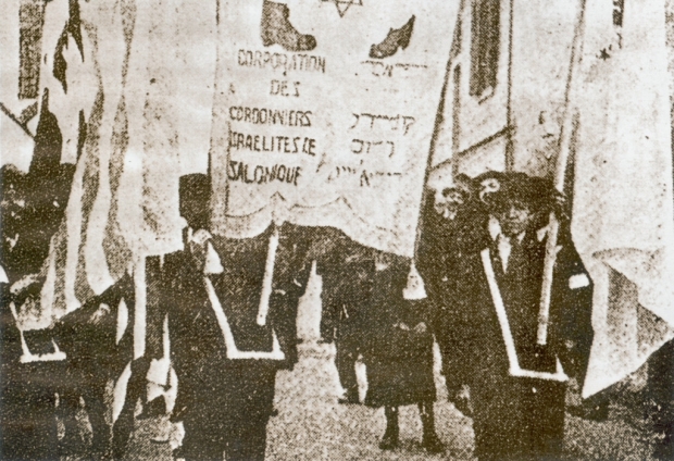 Selanik'te, 1909'da 1 Mayıs... Selanik Sosyalist İşçi Federasyonu öncülüğünde Rum, Türk, Yahudi ve Bulgar işçiler yürüyor...