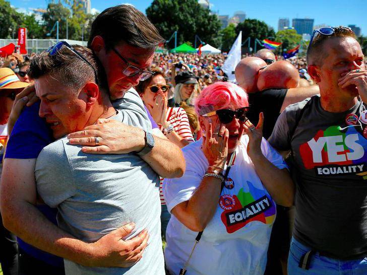 Avustralya Senatosu eşcinsel evliliğe onay verdi