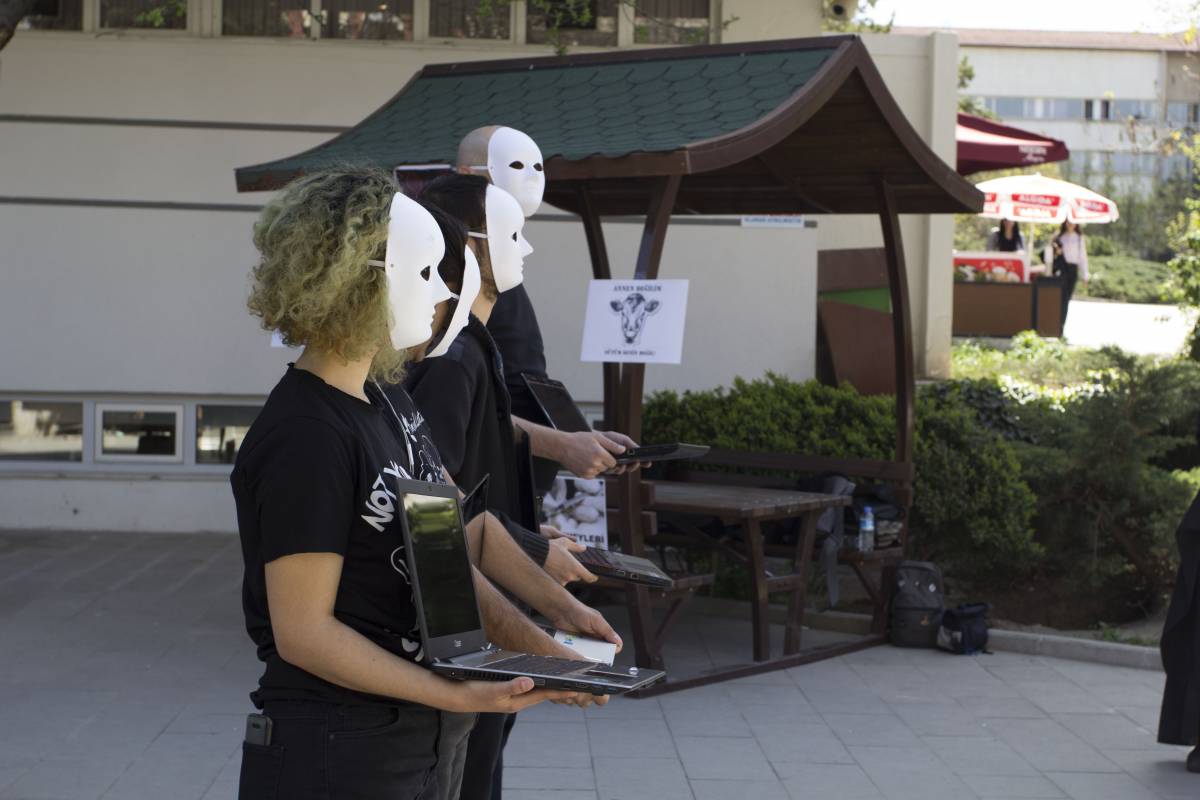 Ankara Vegan Platformu Cebeci Kampüsü’nde İlk Eylemlerini Gerçekleştirdi