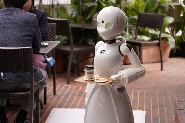 Japonya’daki felçli insanlar robot garsonları kontrol etmek üzere işe alınıyor