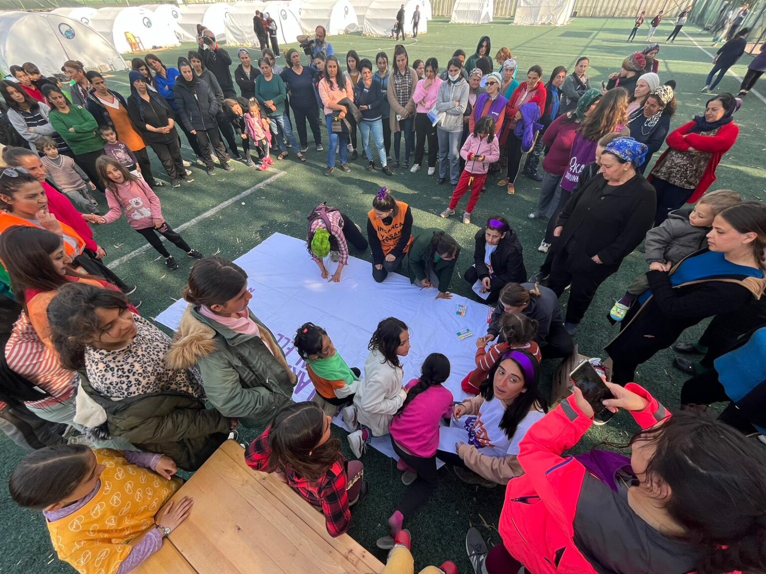 Deprem bölgesindeki kadınlar, LGBTİ+’lar ve çocuklar için acil talepler
