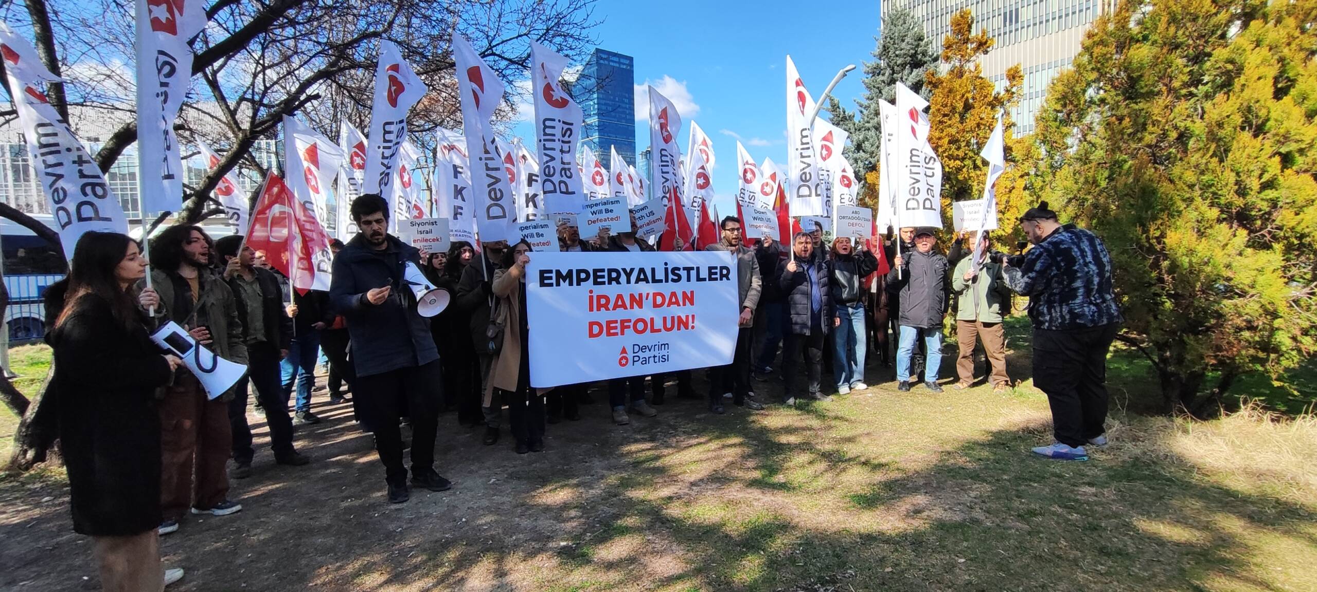 Devrim Partisi’nden Ankara ABD Büyükelçiliği önünde protesto: “İran’ın haklı direnişinin yanındayız”